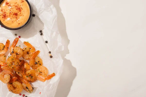 Vista Dall Alto Gamberetti Fritti Carta Forno Con Pepe Salsa — Foto Stock