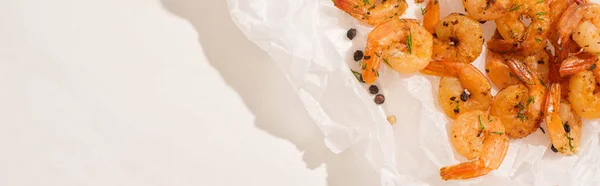 Πάνω Όψη Τηγανητές Γαρίδες Λαδόκολλα Πιπέρι Λευκό Φόντο Πανοραμική Λήψη — Φωτογραφία Αρχείου