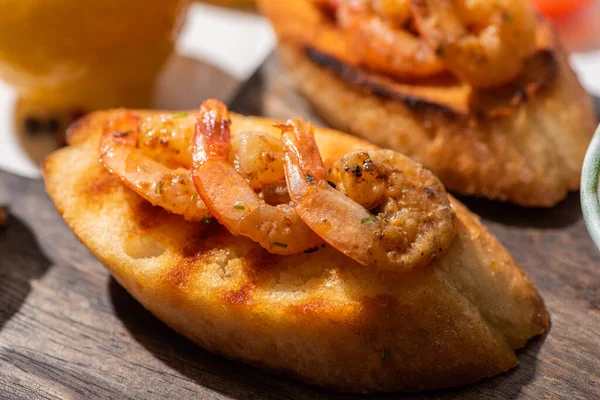 Close Zicht Canape Met Toast Brood Gebakken Garnalen Houten Plank — Stockfoto