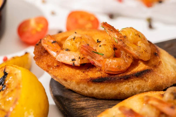 Vista Cerca Canapé Con Pan Tostado Camarones Fritos Tablero Madera —  Fotos de Stock