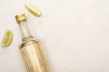 Beyaz mermer yüzeyde limonlu altın tekila manzarası