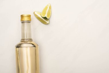 Beyaz mermer yüzeyde limonlu altın tekila manzarası