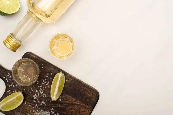 Bovenaanzicht Van Gouden Tequila Met Kalk Zout Houten Snijplank Wit — Stockfoto