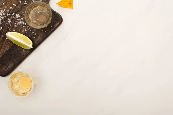 Limonlu Altın Tekila Manzarası Beyaz Mermer Yüzeyde Ahşap Kesim Tahtası — Stok fotoğraf