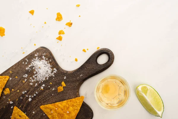 Vista Superior Tequila Dorado Con Lima Sal Nachos Sobre Tabla — Foto de Stock