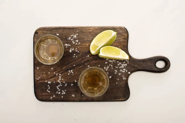 Ovanifrån Gyllene Tequila Med Kalk Salt Trä Skärbräda Vit Marmor — Stockfoto