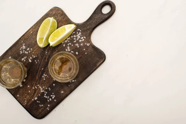 Bovenaanzicht Van Gouden Tequila Met Kalk Zout Houten Snijplank Wit — Stockfoto