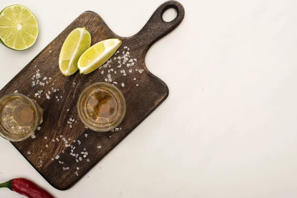 Vista Superior Tequila Dourada Com Limão Pimenta Sal Placa Corte — Fotografia de Stock