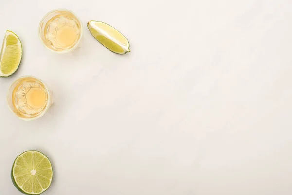 Bovenaanzicht Van Gouden Tequila Met Kalk Wit Marmeren Oppervlak — Stockfoto