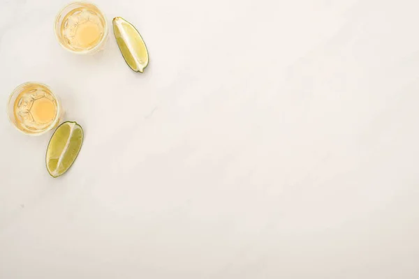 Ovanifrån Gyllene Tequila Med Lime Vit Marmor Yta — Stockfoto