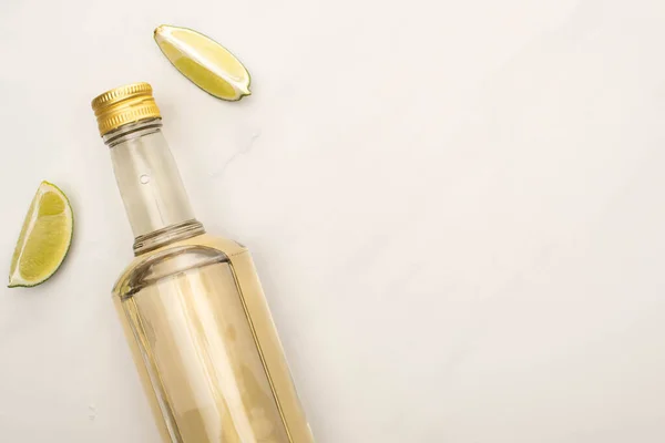 Bovenaanzicht Van Gouden Tequila Fles Met Kalk Wit Marmeren Oppervlak — Stockfoto