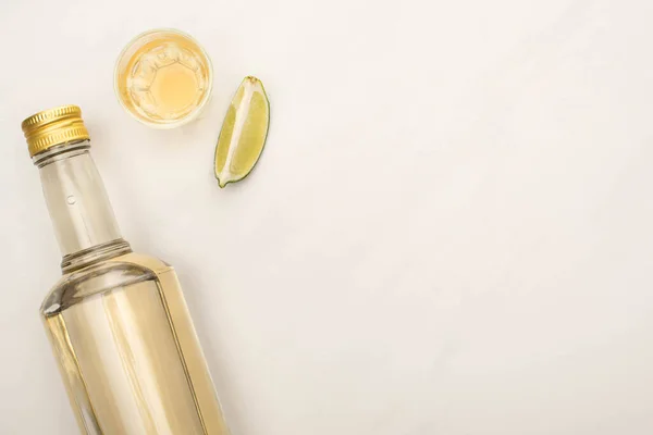 Ovanifrån Gyllene Tequila Flaska Och Sköt Glas Med Lime Vit — Stockfoto