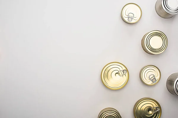 Vista Superior Latas Con Alimentos Enlatados Sobre Fondo Blanco Concepto —  Fotos de Stock