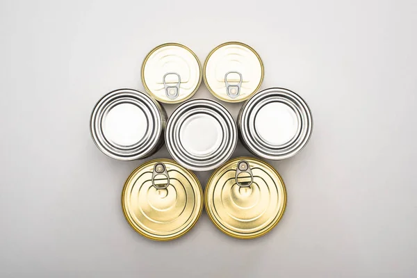 Vista Superior Latas Com Alimentos Enlatados Fundo Branco Conceito Doação — Fotografia de Stock