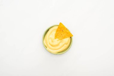 Beyaz arka planda peynir soslu mısırlı cips manzarası