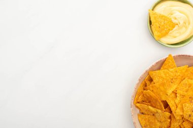 Beyaz arka planda peynir soslu mısırlı cips manzarası