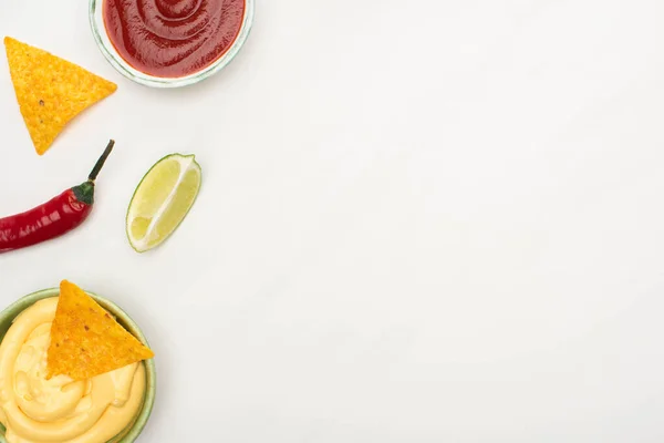 Vue Dessus Des Nachos Maïs Avec Citron Vert Piment Ketchup — Photo