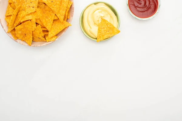 Vista Superior Nachos Milho Com Ketchup Molho Queijo Fundo Branco — Fotografia de Stock
