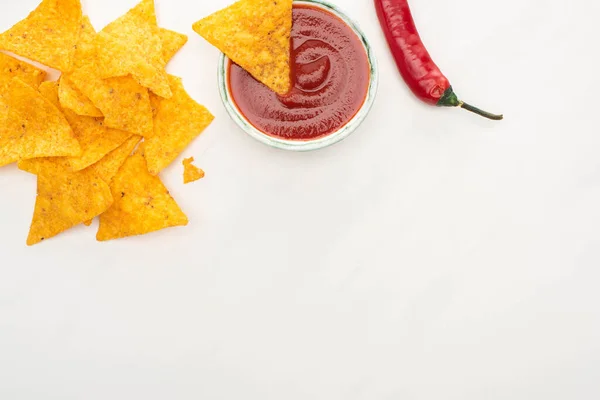 Widok Góry Nachos Kukurydzy Chili Ketchup Białym Tle — Zdjęcie stockowe
