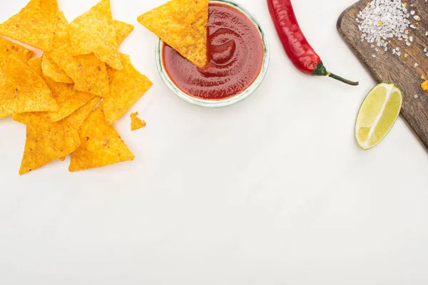 Vrchní Pohled Kukuřičné Nachos Limetkou Chilli Kečup Bílém Pozadí — Stock fotografie