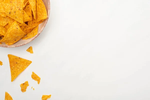 Top View Crunchy Corn Nachos Skål Vit Bakgrund — Stockfoto