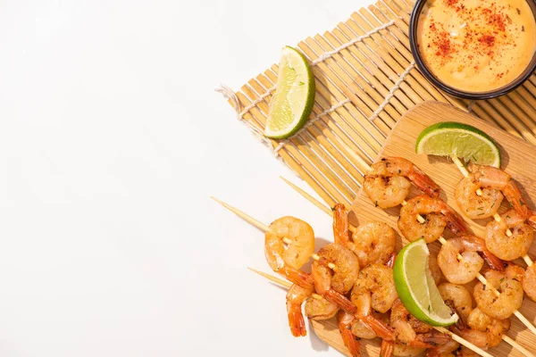 Top View Prawns Skewers Lime Sauce Bamboo Mat White Background — Stock Photo, Image