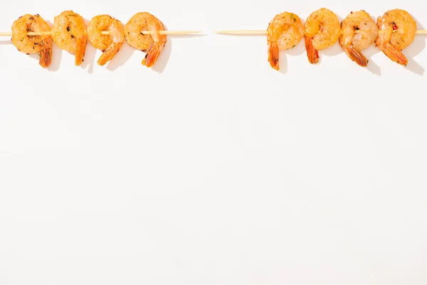 Vista Superior Deliciosos Langostinos Fritos Brochetas Sobre Fondo Blanco — Foto de Stock