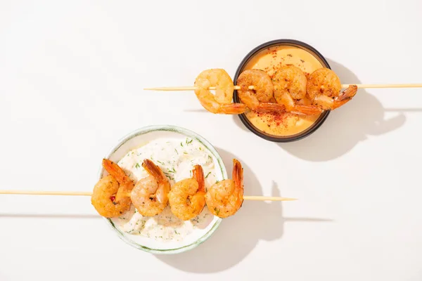 Vue Dessus Délicieuses Crevettes Frites Sur Brochettes Avec Des Sauces — Photo