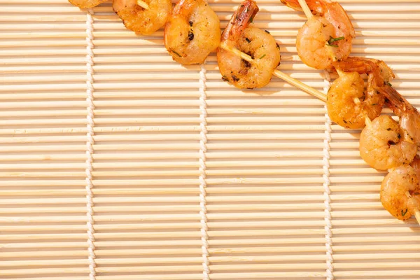 Vue Dessus Crevettes Savoureuses Sur Brochettes Sur Tapis Bambou Beige — Photo