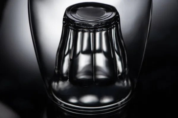 Siyah Şarap Kadehindeki Shot Bardağının Manzarasını Kapat — Stok fotoğraf