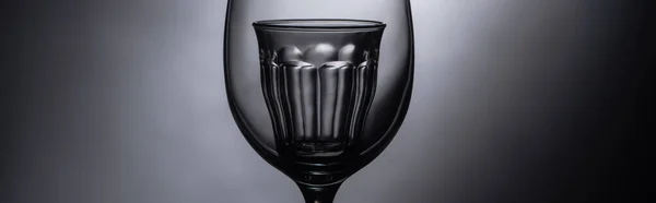 暗いパノラマのショットでワイングラスのショットグラスを間近で見ることができます — ストック写真