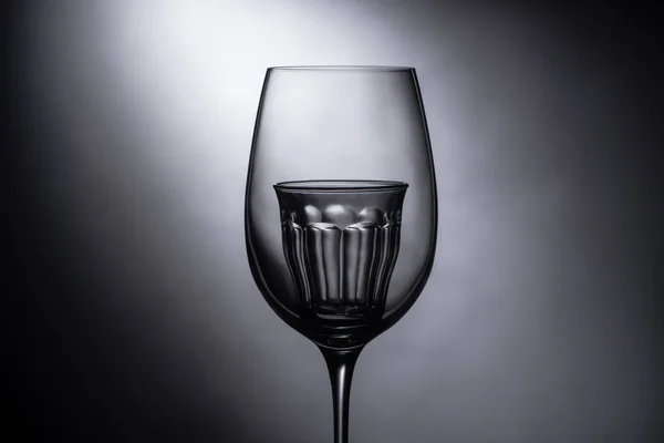 Άδειο Σφηνάκι Ποτήρι Κρασιού Σκούρο Φόντο — Φωτογραφία Αρχείου