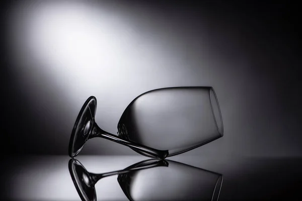 Verre Transparent Tranchant Cassé Dans Obscurité — Photo