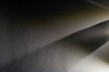 Koyu desenli arka planda kirişleri olan açık prizma