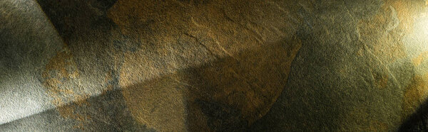 светлая призма с балками на темно-каменном фоне текстуры, панорамный урожай
