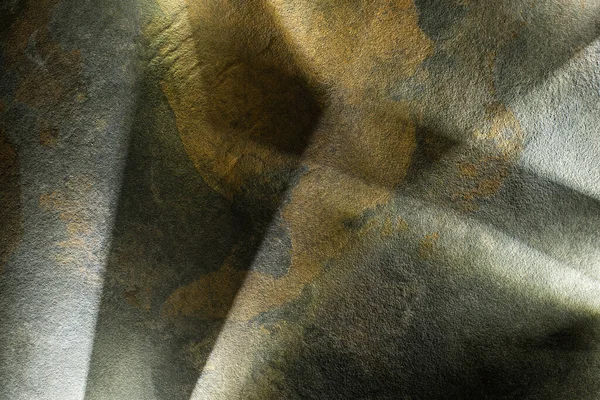 Koyu taş desenli arka planda kirişleri olan ışık prizması