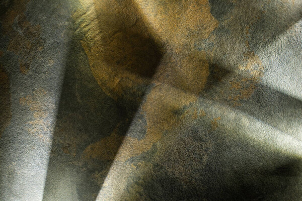 светлая призма с балками на темном фоне из камня
