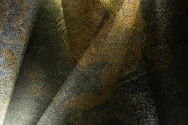 светлая призма с балками на темном фоне из камня
