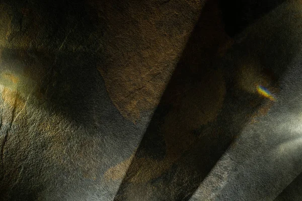 浅色棱镜 背景为深色石材 — 图库照片