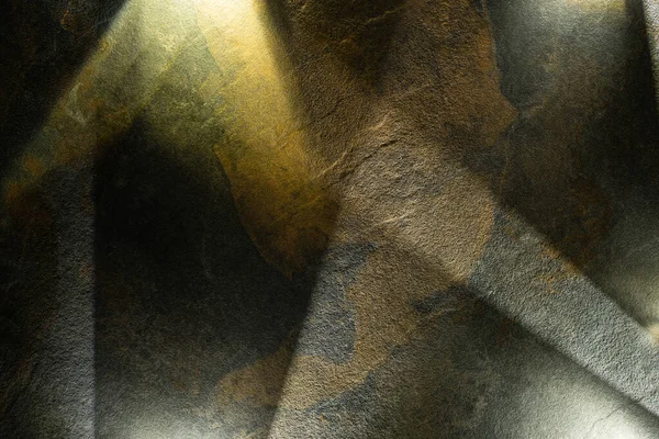 Helles Prisma Mit Strahlen Auf Dunklem Steinhintergrund — Stockfoto