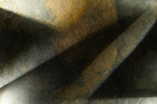 светлая призма с балками на темном каменном фоне
