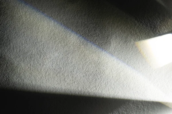 Prisma Luz Com Vigas Fundo Escuro Texturizado — Fotografia de Stock