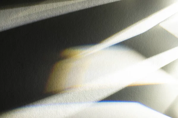 Helles Prisma Mit Strahlen Auf Dunkel Strukturiertem Hintergrund — Stockfoto