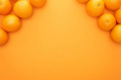 horní pohled na zralé šťavnaté celé pomeranče na barevném pozadí s kopírovacím prostorem