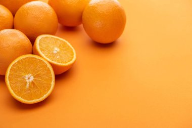 olgun lezzetli kesim ve renkli arkaplanda tüm portakallar