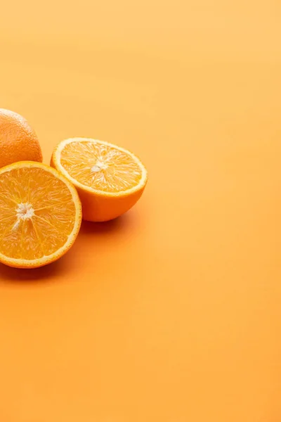 Reife Köstliche Schnitte Und Ganze Orangen Auf Buntem Hintergrund — Stockfoto