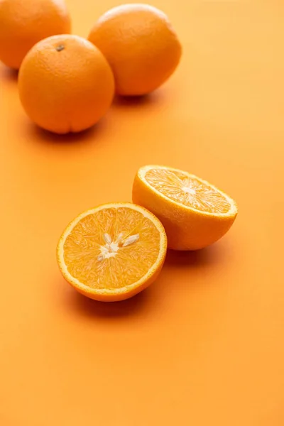 Selektiver Fokus Von Reifen Saftigen Ganzen Und Geschnittenen Orangen Auf — Stockfoto