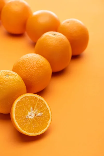 Foco Selectivo Naranjas Maduras Jugosas Enteras Cortadas Sobre Fondo Colorido — Foto de Stock