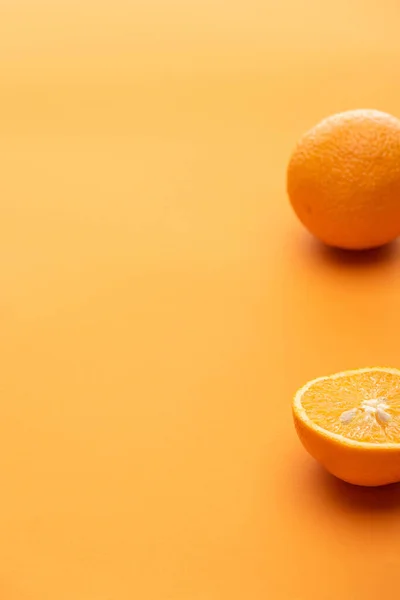 Dojrzałe Soczyste Całe Cięte Pomarańcze Kolorowym Tle — Zdjęcie stockowe