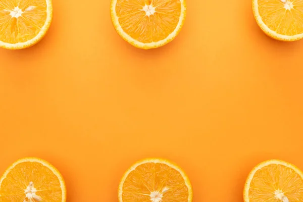 彩色背景上多汁橙片的顶部视图 — 图库照片